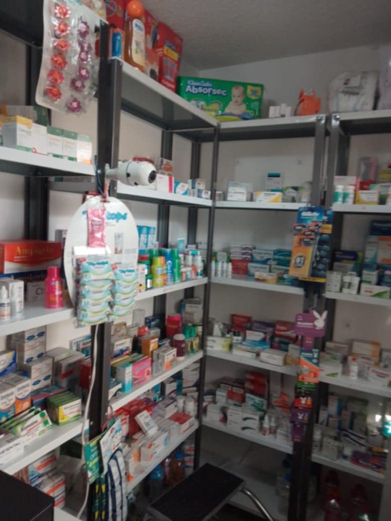 Interior de farmacia con productos en anaqueles